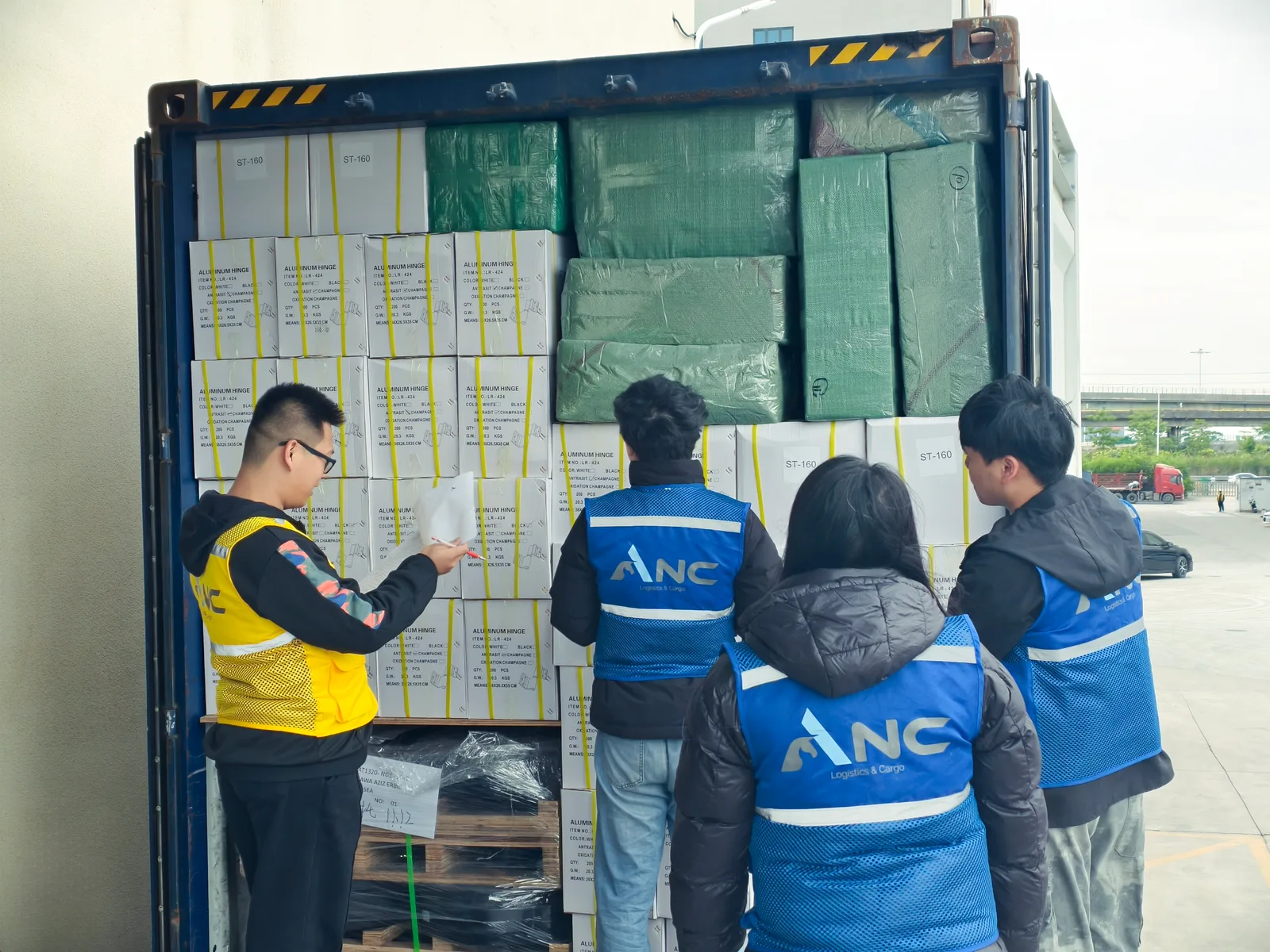 ANC 团队在佛山查看已装载集装箱内的货物