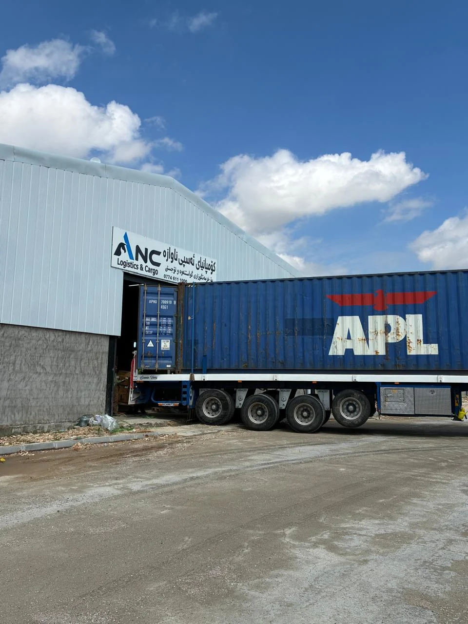 ANC 苏莱曼尼亚仓库入口处载有集装箱的卡车